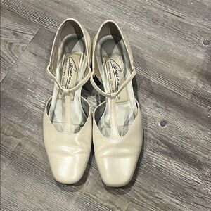 Caressa Women's Cream vintage low heels sz 6.5 fit like 6 need new heel covers